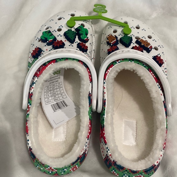 🆕 💚❤️Crocs Classic Lined Holiday Charm Women’s Clog. Size 7 Women’s - Picture 2 of 8